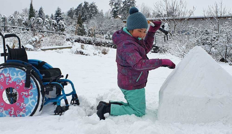 Terezka z Velkého Meziříčí má postižené všechny končetiny. Pokroky v léčbě jí zajistí neurorehabilitace