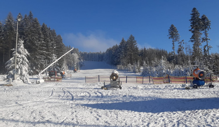 Skiareál Čeřínek jako první v kraji zahájil sezonu. Děkujeme, že jste zůstali normální, vzkazují lidé