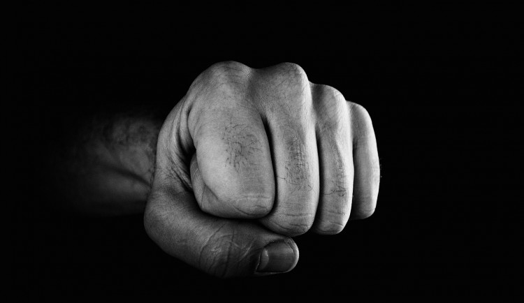 Mladý agresor zmlátil v ulici U Hřbitova jiného muže, je podezřelý ze dvou trestných činů