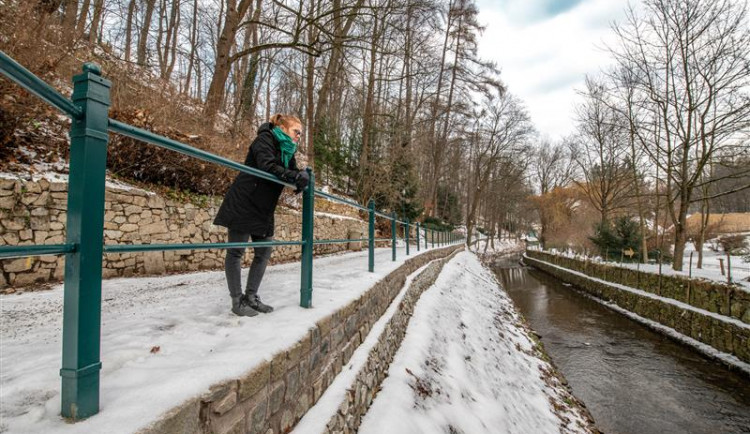 Zídka u řeky na Heulose je hotová. Oprava stála přes dva miliony korun