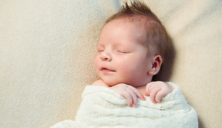 První miminko nového roku na Vysočině obdrží od hejtmana zlatý šperk a šek na deset tisíc korun