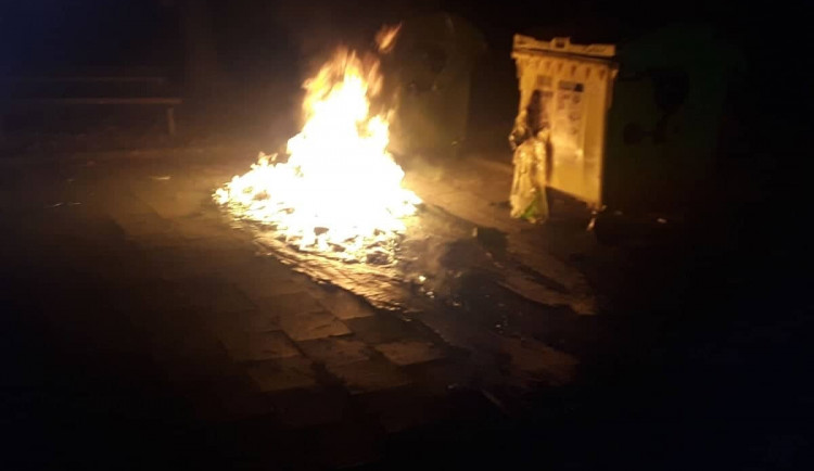 Silvestr s předstihem. Zábavní pyrotechnika poničila v Třebíči tři kontejnery