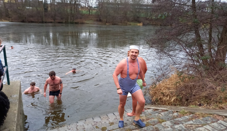Tentokrát ne v řece, ale na Borovince. Otužilci vítali nový rok, voda měla necelé čtyři stupně