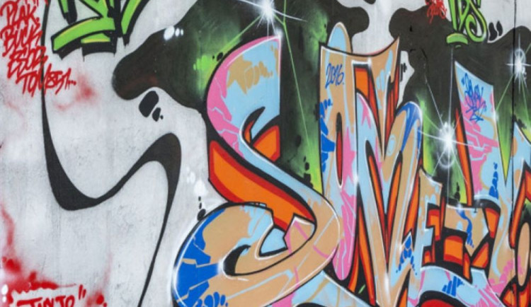 Dvanáctimetrová malůvka. Neznámý pachatel posprejoval panelák v ulici Za Prachárnou, způsobil škodu za 10 tisíc