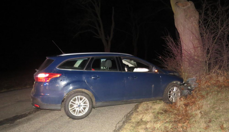 Řidička usedla za volant s téměř třemi promile, u Hybrálce narazila do stromu