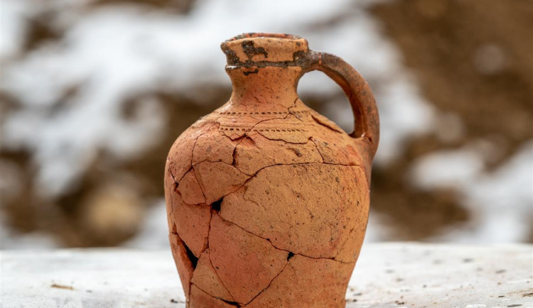 Dům na náměstí odkryl díky rekonstrukci svoji dávnou minulost. Archelogové zde našli středověký džbán nebo mince