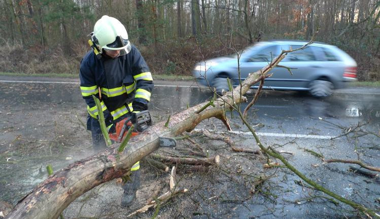 Na Vysočinu dorazil silný vítr. Hasiči vyjeli zatím asi na 30 míst, problémy jsou i na železnici
