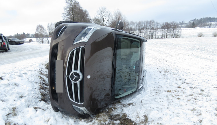 Řidič Mercedesu, který boural u Hojkova, neměl přezuto. Dostal smyk a skončil s autem na boku