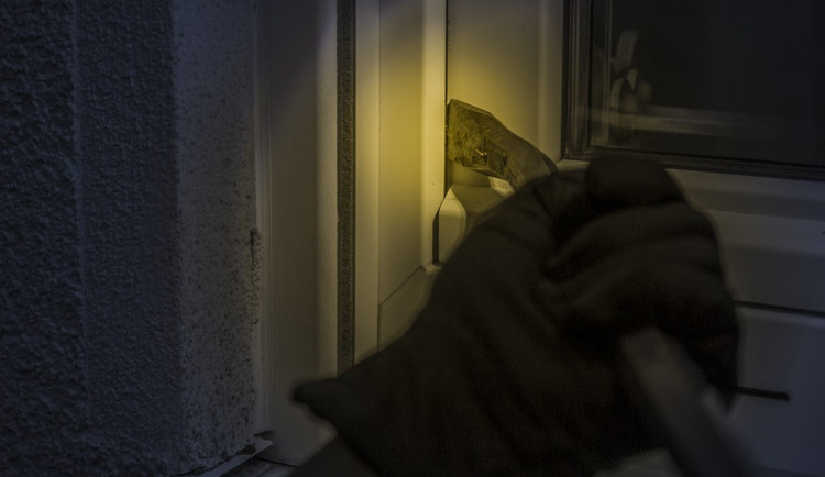 Zlodějka se vloupala do tří domů v Třebíči. Unavená si pak zdřímla v autě, probudila ji policie