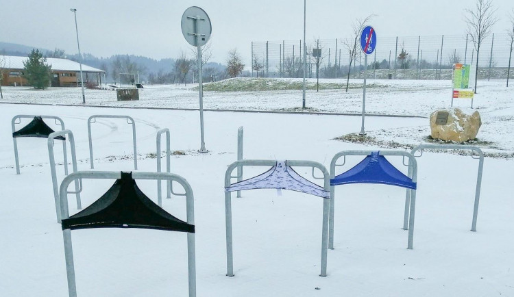 Místo kol byly na stojanech navlečeny kalhotky. Jde o znečištění prostranství, vzkazuje vtipálkovi policie