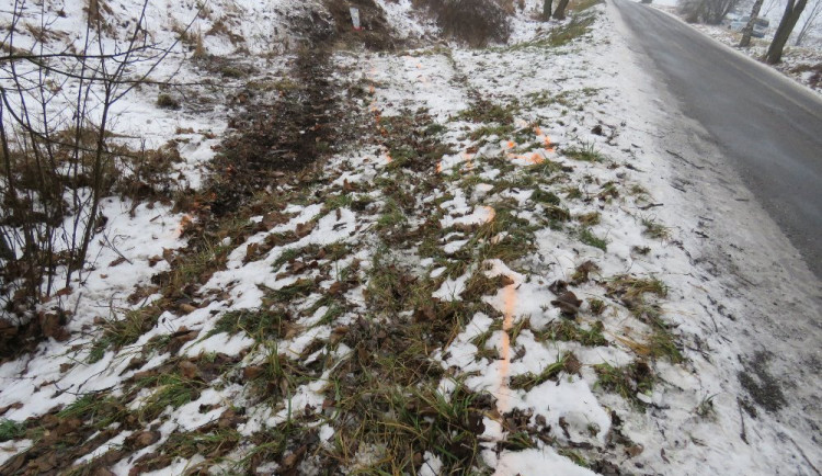 SJÍZDNOST: Silnice jsou pokryté sněhem, problémy jsou na Hosově i u Kostelce