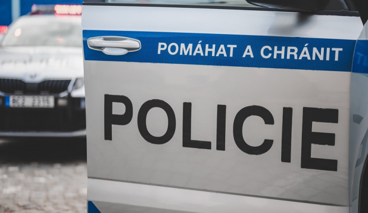 U Kněžic boural autobus. Během vyhýbání se sesunul do příkopu, vyproštění si zajistil sám řidič