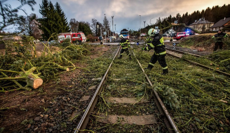 Následek silného větru na Vysočině: Trať z Prahy do Brna byla u Žďáru hodiny zavřená