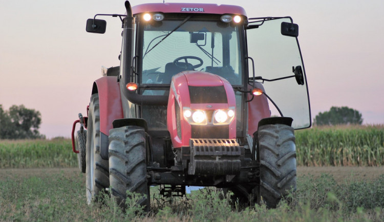 Dvacetiletý muž bez řidičáku si bez dovolení půjčil traktor a narazil s ním do stromu. Nadýchal skoro tři promile