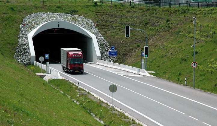 V Jihlavském tunelu se bude v sobotu zaměřovat. Řidičům se proto na dvě hodiny uzavře
