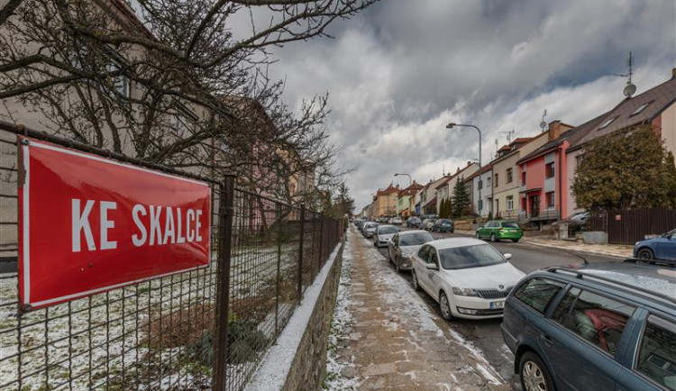 Místo kostek beton, nová parkovací stání, oprava kanalizace. V jakých ulicích Jihlavy se bude letos pracovat?