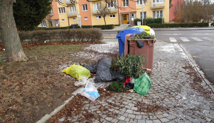 Matrace, nábytek, spotřebiče u popelnic. Chovejte se ohleduplně a využívejte sběrné dvory, apeluje Třebíč na své občany