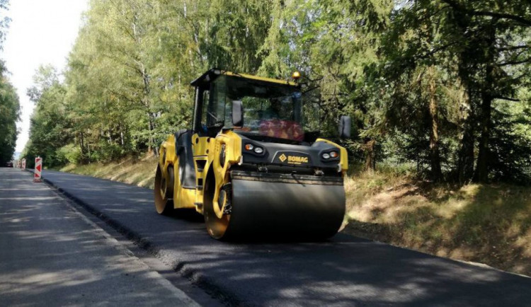 Další omezení pro řidiče: Letos se opraví povrch na silnici I/34, přibydou svodidla a dopravní značky