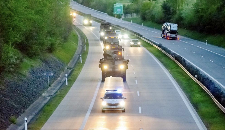 Americké vojáky budou doprovázet i policisté. Za zařazení se mezi vozidla konvoje hrozí pokuta, upozorňuje mluvčí Čírtková