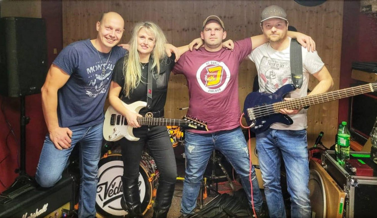 Zpívající hasič z Telče má na kontě sedmý klip. Tato píseň bude zvedat lidi ze židlí, myslí si Jurič Pařil
