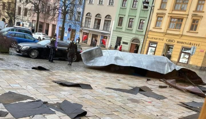 Vítr odnesl střechu z jihlavského muzea. Plech spadl přímo na náměstí, nikoho nezranil