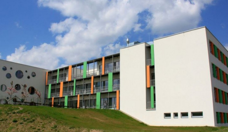 Karanténa zdecimovala personál v Domově seniorů ve Velkém Meziříčí, pomohou hasiči