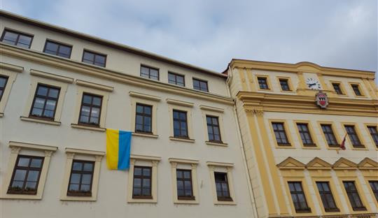 Po Jihlavě také Třebíč vyjádřila podporu Ukrajině. Stále věříme, že se konflikt podaří urovnat, vzkazuje starosta Pacal