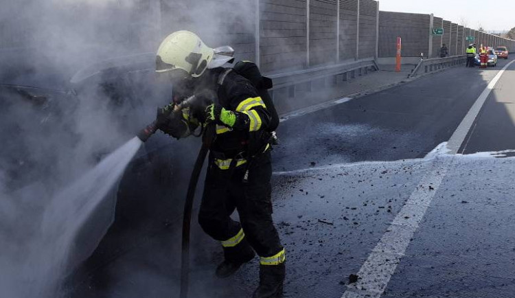 Na D1 u obce Věžnice hořelo osobní auto. Dálnice ve směru na Brno byla kompletně uzavřena
