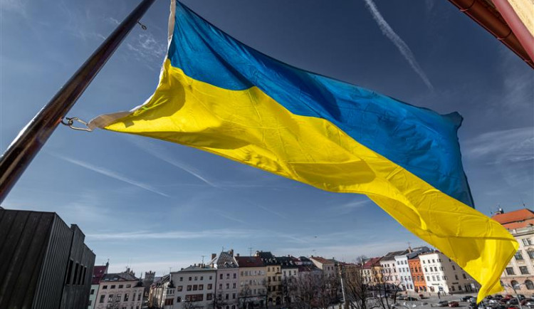 Na radnici vlaje ukrajinská vlajka, město je připraveno poskytnout uprchlíkům dočasné bydlení