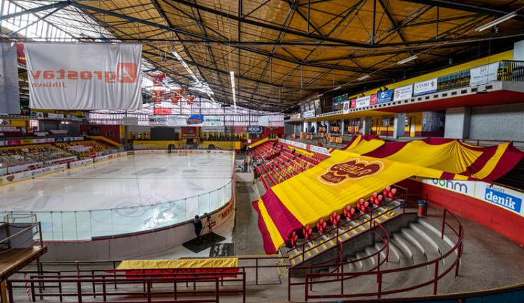 Dukla musí platit za elektřinu o půlmilionu měsíčně více. Uvolnila proto dva hráče, zdraží i pronájem ledu