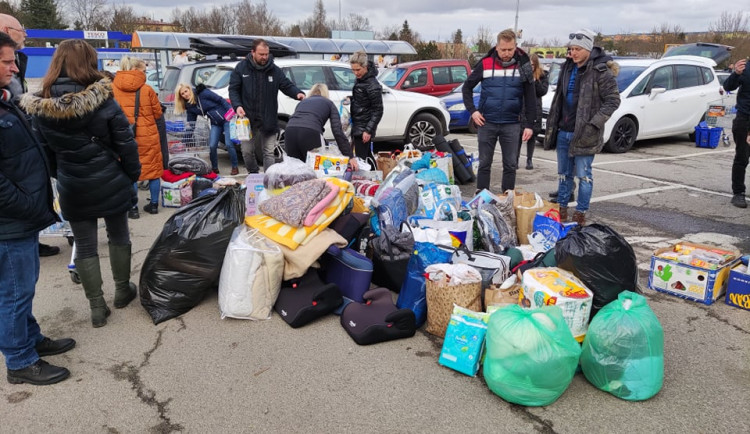 Deky, spacáky, vody nebo trvanlivé jídlo. Dneska odpoledne se v Jihlavě koná sbírka pro ženy a děti na ukrajinských hranicích