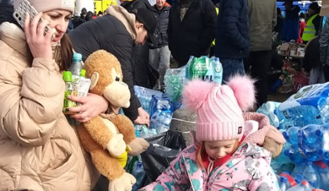 FOTO, VIDEO: Sbírka z Jihlavy dorazila v noci v pořádku na hranice. Děkujeme moc za celý ukrajinský národ, říká organizátor