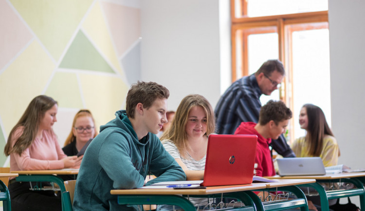 Studenti na Vysočině považují třídního učitele za nejdůležitější osobu. Pedagogy nejvíc trápí přístup žáků