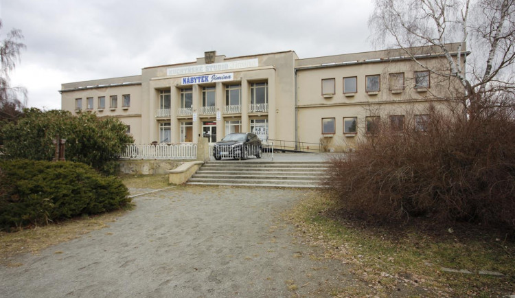 Bývalý kulturák, dnes prodejna nábytku v Třebíči je na prodej. Chce ho koupit město a obnovit jeho původní účel