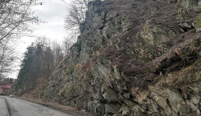 Upozornění pro řidiče i chodce: Silnice III/01830 zůstává dál uzavřená, stále hrozí pád skalních bloků
