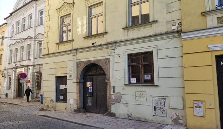 Oprava domu na Masarykově náměstí začala. Čajovna zůstane, přibudou sály a badatelna pro veřejnost