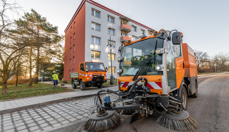Hrubý úklid Jihlavy. V ulicích jsou vidět uklízeči s košťaty a fukary, zametají hlavně chodníky a cyklostezky