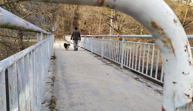 Cyklistům i pěším se dnes uzavřela lávka v Heleníně. Na opravu čeká i jihlavský „Brňák" a most v Sasově