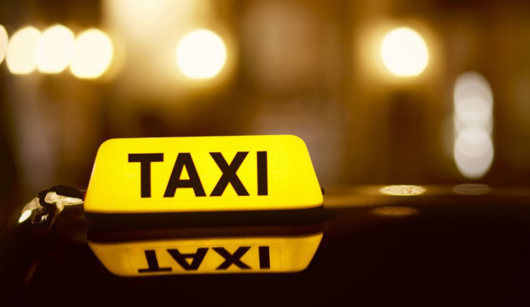 Dva opilí cestující napadli taxikáře a sebrali mu auto, se kterým bourali. Jeden z nich byl navíc zfetovaný