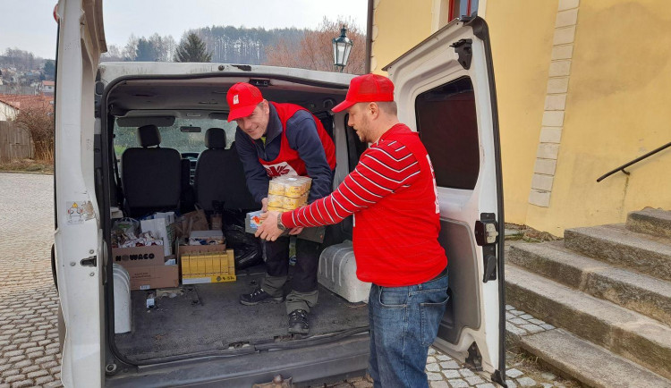 Jihlavská Charita pomohla už pětistovce uprchlíků. Nyní shání dětské přesnídávky a půllitrové minerálky