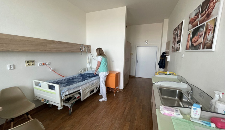 Maminky po porodu v Jihlavě mají vylepšený pokoj. S novými postelemi, koupelnou i podlahou