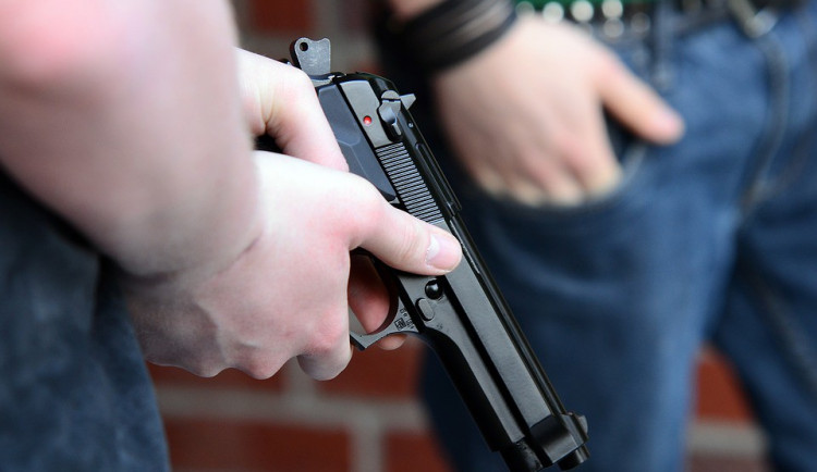 Muž na ulici v Pelhřimově brzy ráno vystřelil ze zbraně, tu pak před policisty skrýval. Nikomu se naštěstí nic nestalo