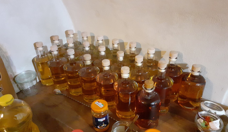 VIDEO: Celníci opakovaně našli v baru v Třebíči neznačený alkohol. Celkem šlo o 100 litrů pálenky a whisky