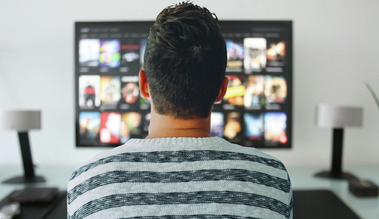 Muž s trestní minulostí v Jihlavě okradl známého. Z bytu mu odnesl televizi