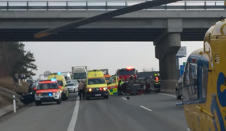 Policie hledá svědky vážné nehody tří vozidel. Nejeli jste před dvěma týdny po dálnici D1?