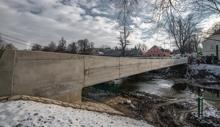 Nová lávka ve Starých Horách klouže, firma na ni proto v dubnu nanese izolační vrstvu
