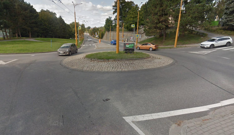 Nehoda na kruhovém objezdu na Březinkách: Řidička v BMW srazila moped, muž musel do nemocnice