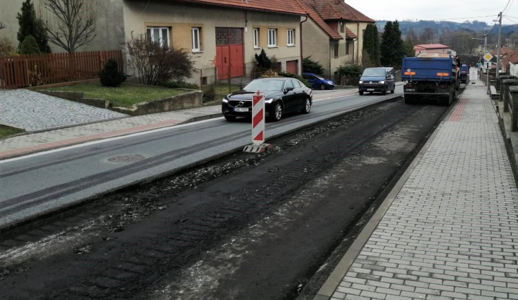 Na silnici I/37 se po zimní přestávce opět pracuje. Řidiči ode dneška musí jet po objížďce