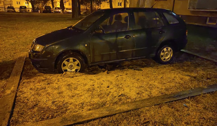 Opilé ženy v akci. Jedna skončila se třemi promile na záchytce, druhá s autem na dětském pískovišti