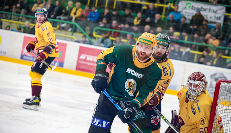 Oslabená Dukla srdnatě bojovala, ve Vsetíně však padla v prodloužení. Stav finále je 1:1